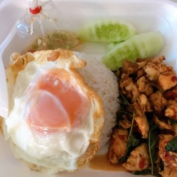 กระเพราไก่ราดข้าว