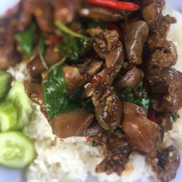 ข้าวกระเพราเครื่องในไก่ไข่ดาว