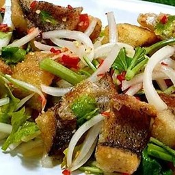 ยำปลาสลิดทอดกรอบ