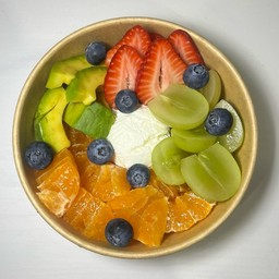 กรีกโยเกิร์ต 1 สกู๊ป + เลือกผลไม้ 5 อย่าง