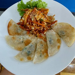 เกี๊ยวทอดยำผัก