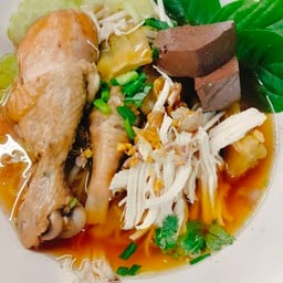 ก๋วยเตี๋ยวไก่ตุ๋นมะระ และส้มตำ  ใน พก. สาขากรมส่งเสริมและพัฒนาคุณภาพชีวิตคนพิการ
