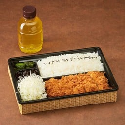 ชุดเบนโตะไก่คัตสึ + ชาเขียว