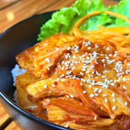 ข้าวหมูสามชั้นสไลด์ผัดกิมจิ