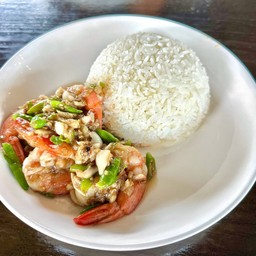 ข้าวราดกุ้งผัดพริกขี้หนู