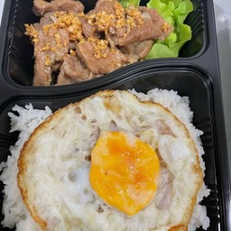 หมูทอดกระเทียม ไข่ดาว