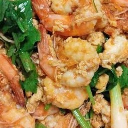ข้าวหน้ากุ้งผัดต้นหอมใส่ไข่