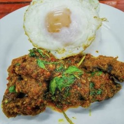 ผัดพริกแกงปลาดุกราดข้าว
