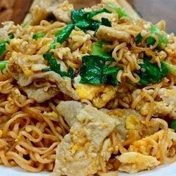 มาม่าผัดไข่ใส่หมู