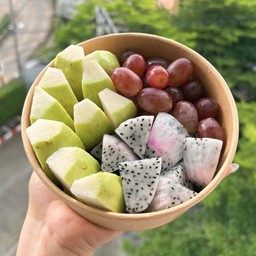 ผลไม้ปอกพร้อมทาน แบบสุ่มชนิดเพื่อความไม่น่าเบื่อ