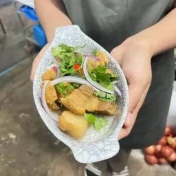 ยำหมูกรอบ