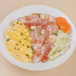 ข้าวผัดกระเทียมไข่ขยี้เบคอน