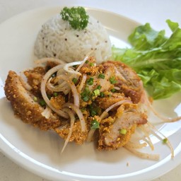 ข้าวสะโพกไก่กรอบแซ่บ
