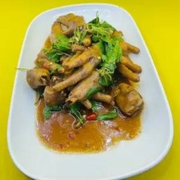 ผัดกระเพราตีนไก่ตุ๋น