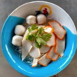 ก๋วยเตี๋ยวน้ำใส (หมูแดง+ปลาแท่ง+ลูกชิ้น)