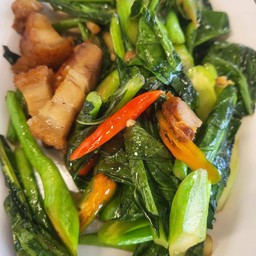 คะน้าหมูกรอบ