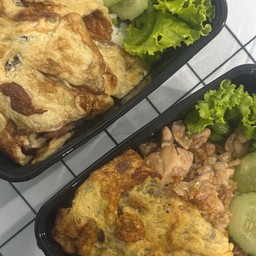 ข้าวหมูกระเทียมไข่เจียว