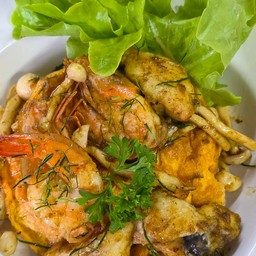 ข้าวไข่เจียวหน้าพริกแกงคั่วกลิ้งปลากระพงและกุ้ง