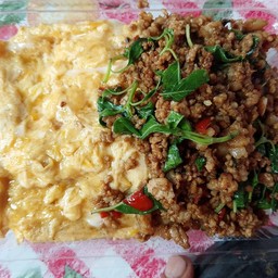 กระเพราหมูสับไข่ข้น