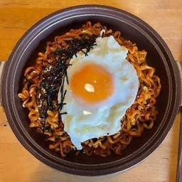 มาม่าเผ็ดไข่ดาว