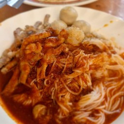 เกาเหลาผสม ลูกชิ้นและขาไก่