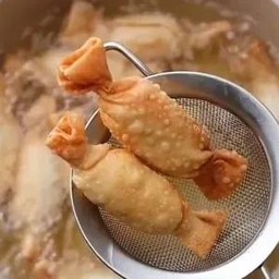 เกี๊ยวไส้กรอกไก่ 7ชิ้น