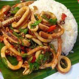 ข้าวผัดเผ็ดปลาหมึก