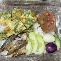 ข้าวน้ำพริก กะ กะเพรา ครัวคุณโอ๋ บ้านชะอำ