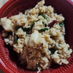 ข้าวผัดกระเพราคลุกพริกแห้งกุ้ง