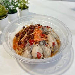 ยำมะม่วง ผสมกุ้งกับหอยนางรม