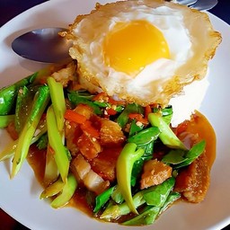 ข้าวคะน้าหมูกรอบ