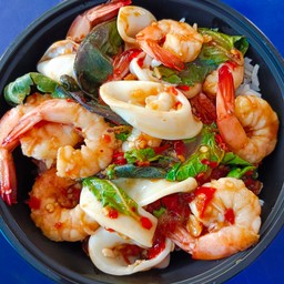 ผัดกระเพราหมึกกุ้ง ราดข้าว