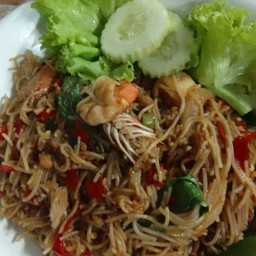 ผัดกะเพราหนมจีน