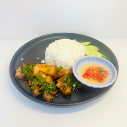 ข้าวผัดกระเพราหมูกรอบ