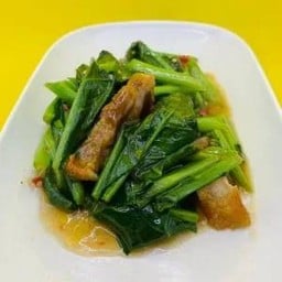 ผัดคะน้าหมูกรอบ
