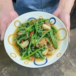 ผัดฝักแม้วหมูกรอบ