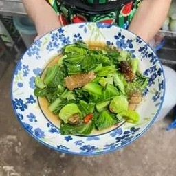 ผัดแขนงหมูกรอบ