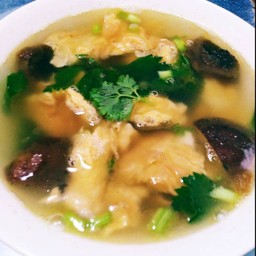 ไข่เจียวน้ำสาหร่ายเห็ดหอม (มังสวิรัติ)