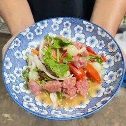 ยำแหนมกระเทียมโทน
