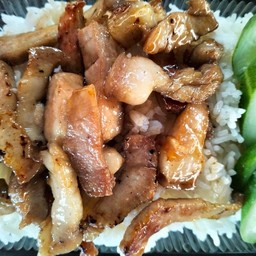 สามชั้นคั่วเค็มราดข้าว