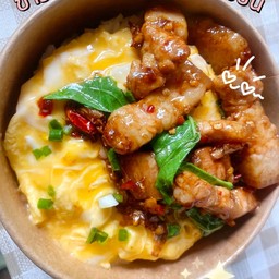 ข้าวไข่ข้นกะเพราหมูสามชั้น