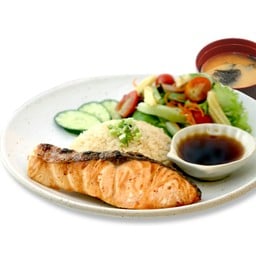 ข้าวผัดกระเทียม และปลาแซลมอนย่างสไตล์ซาโต