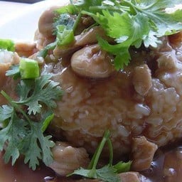 ข้าวผัดราดหน้าไก่