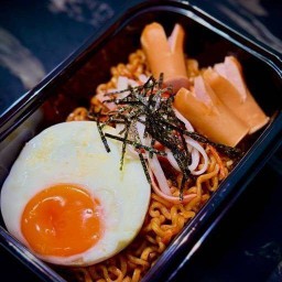 มาม่าเผ็ดสามสหาย