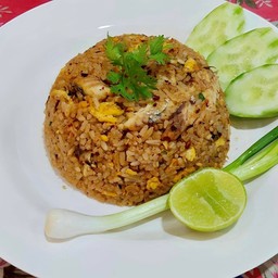ข้าวผัดปลาทู (คลุกพริกป่นหอมแดงซอย)