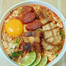 มาม่าต้มยำน้ำข้นหมูกรอบ