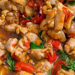 ข้าวกะเพราไก่ชิ้นพริกสด