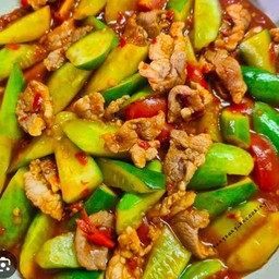 ผัดแตงกวาหมูราดข้าว