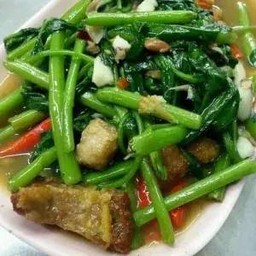 ผัดผักบุ้งหมูกรอบ
