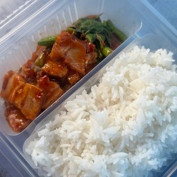 พริกแกงหมูกรอบ